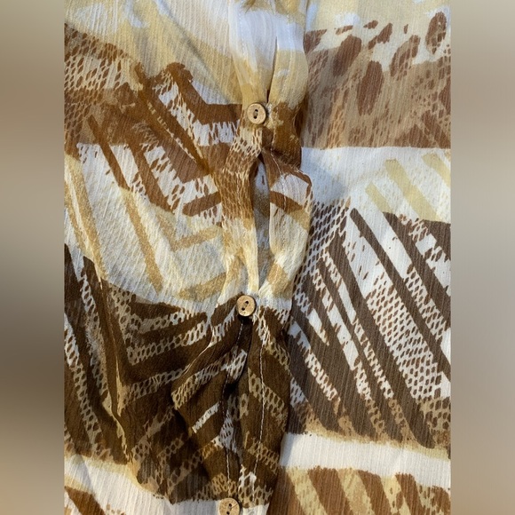 Alfred Dunner women’s size 18 vneck top w/ embellished neckline & button sleeves - Picture 10 of 11